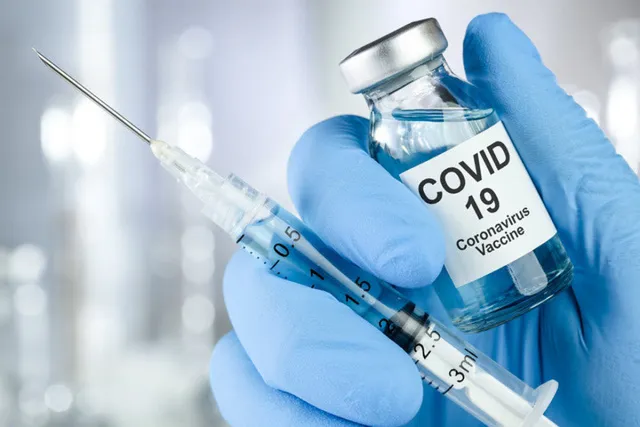 Vaccine là vàng lỏng năm 2021